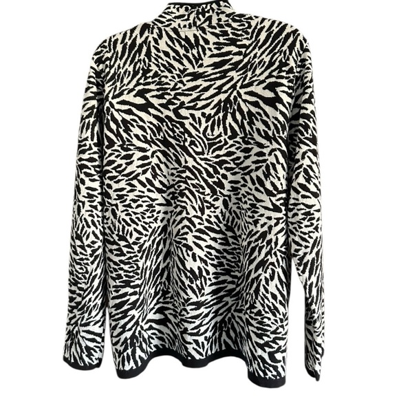 Dana Buchman | Black and White Animal Print V-Neck Zebra Pullover Top Sz XL. EUC - Picture 4 of 9
